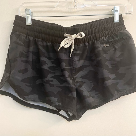 Vuori Women’s Clementine Short in Black Camo Size: Small - Picture 6 of 10